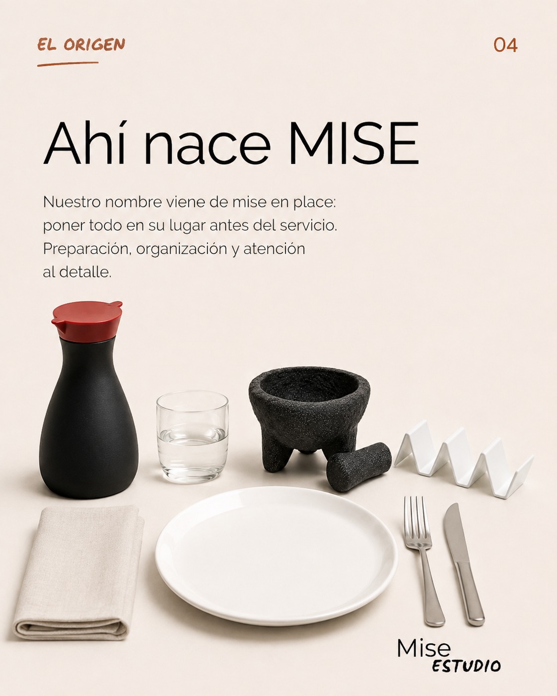 Mise en place completo: jarra, vaso, mortero, plato, cubiertos y servilleta.