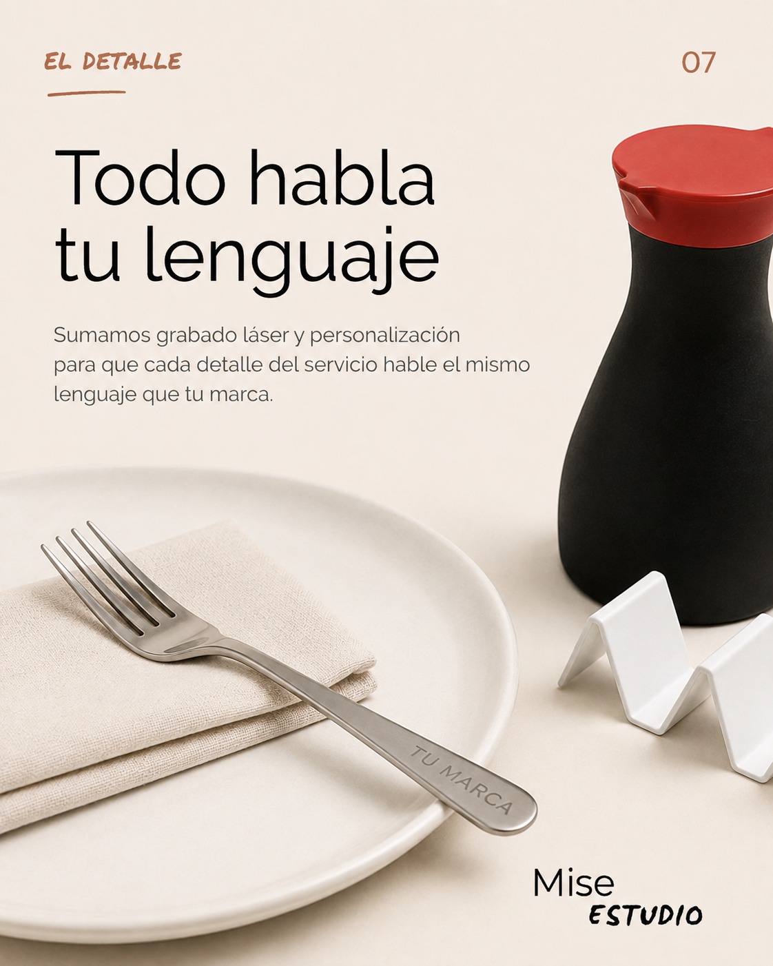 Tenedor grabado con la leyenda TU MARCA sobre plato y servilleta.