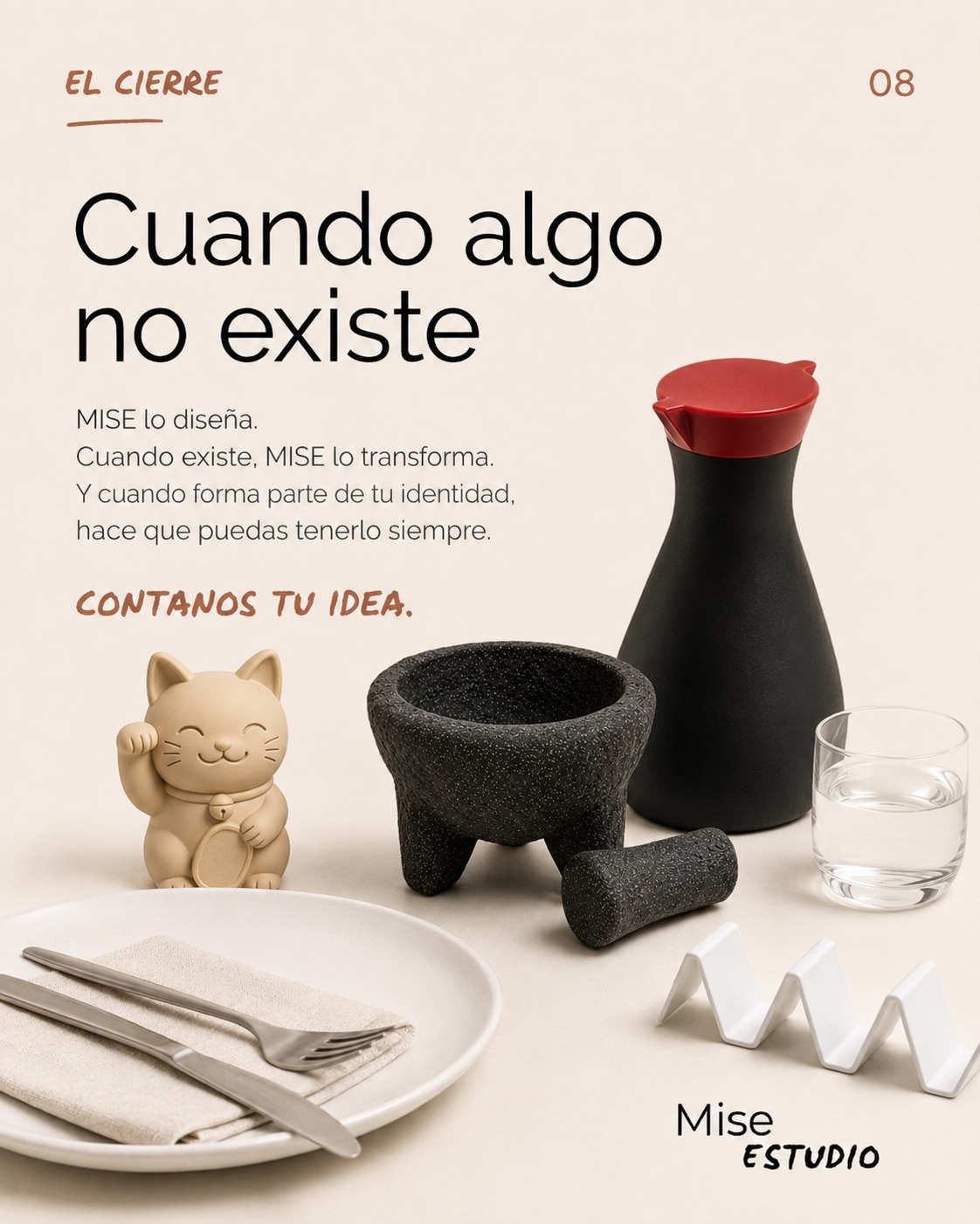 Mesa servida con gato de la suerte, mortero, jarra negra y cubiertos.